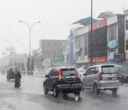 Ilustrasi hujan lebat mengguyur Riau sore ini (foto/int)